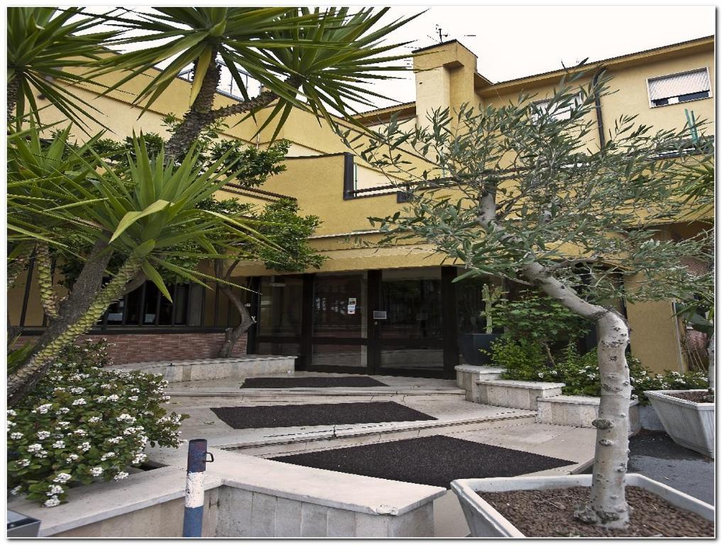 Hotel Veronese Чериньола Экстерьер фото