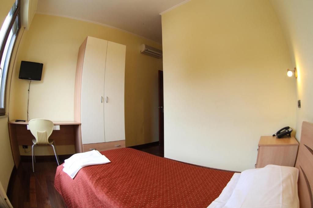 Hotel Veronese Чериньола Номер фото